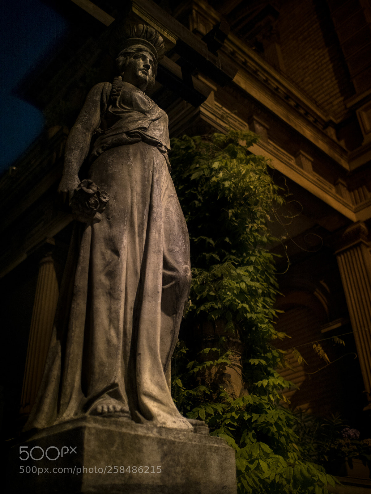 Olympus PEN-F sample photo. Statue photography