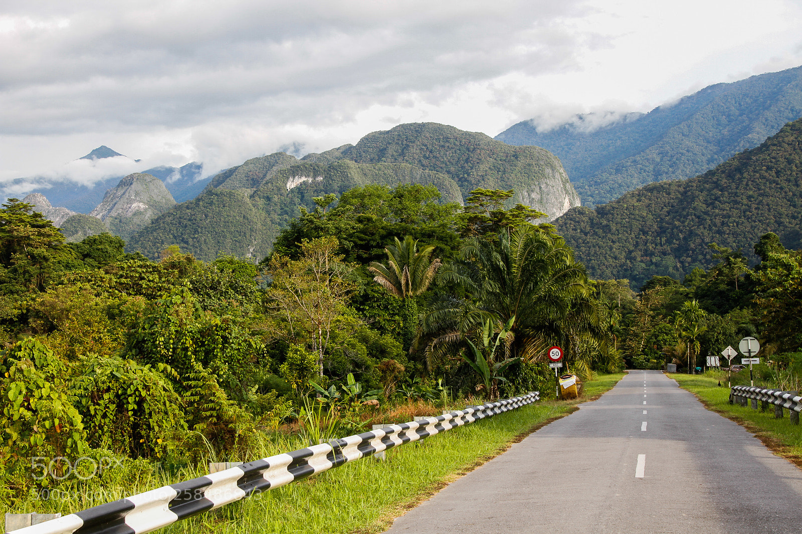 Canon EOS 7D sample photo. Road to the centre photography