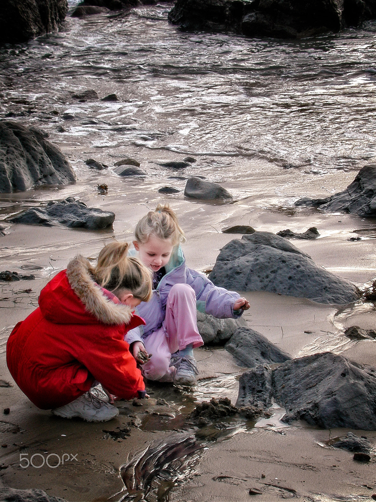 Nikon E990 sample photo. Sand, sea and sisters photography