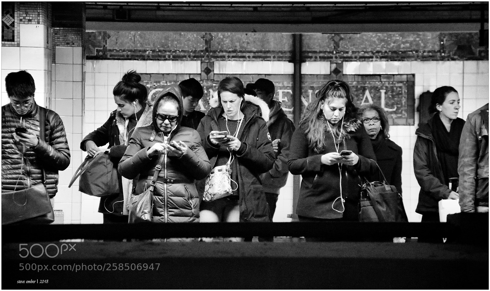 Canon EOS 5D Mark IV sample photo. 'connecting' at grand central... photography