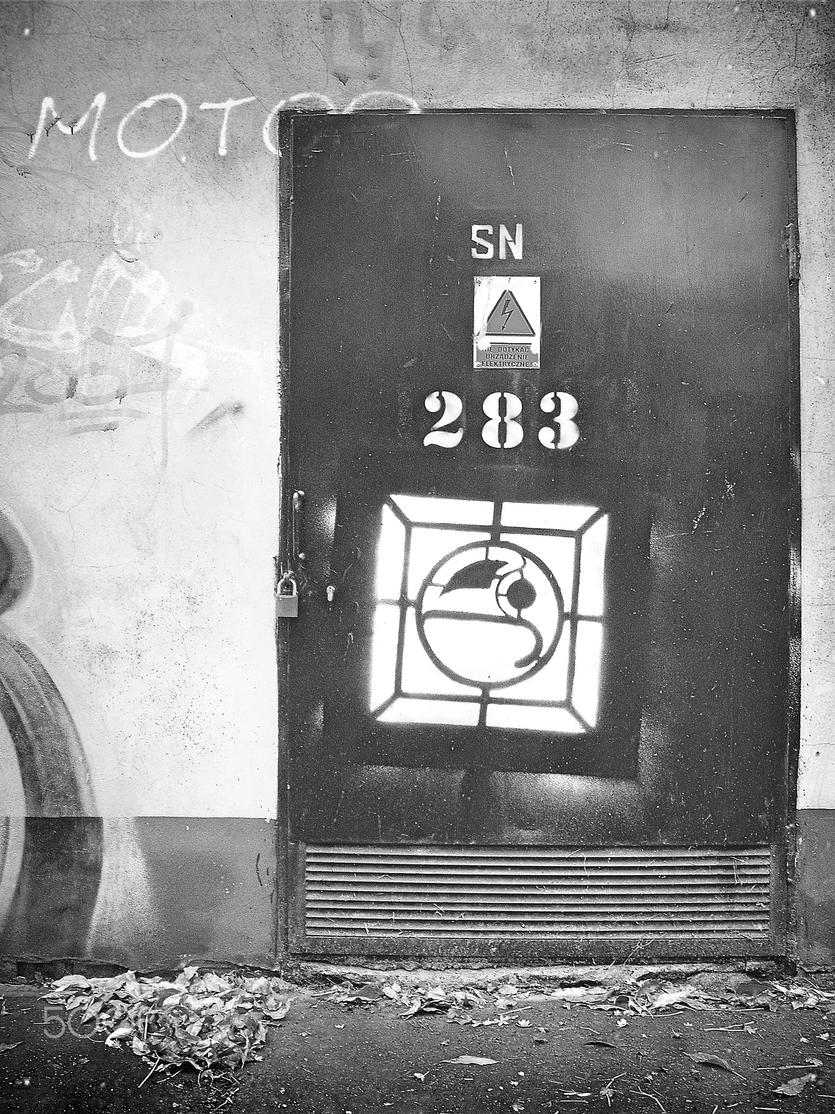 Fujifilm A850 sample photo. Mysterious door photography