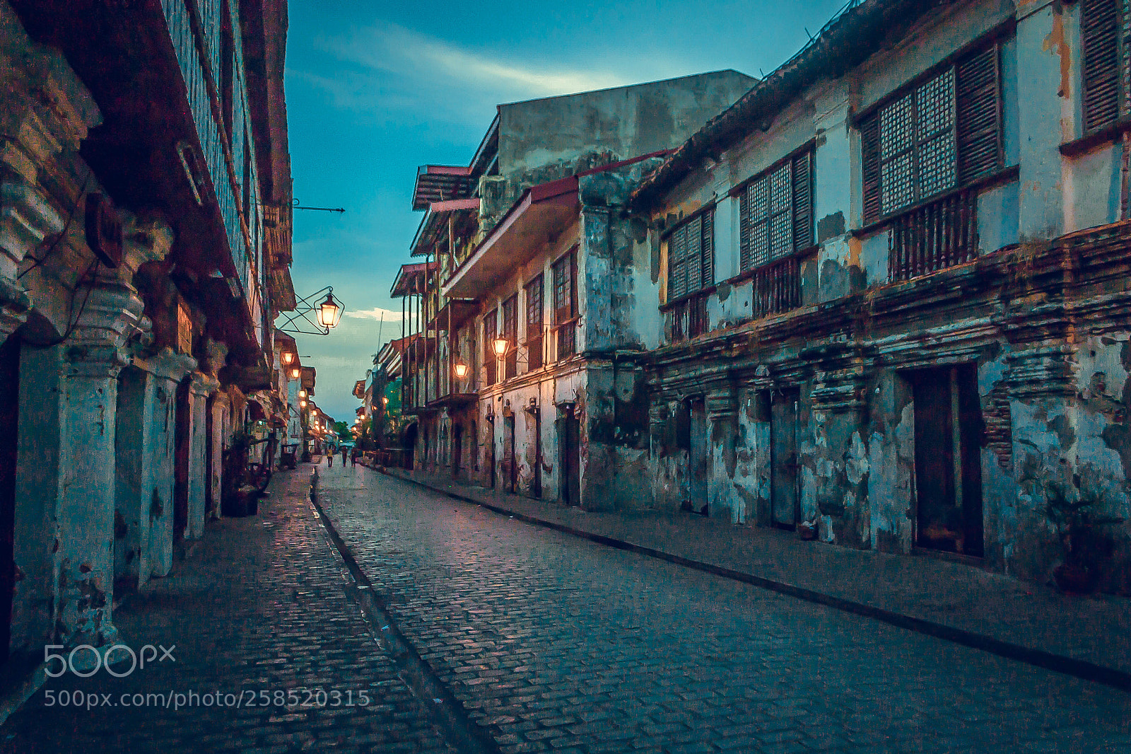 Nikon D3100 sample photo. Calle crisologo 5 photography