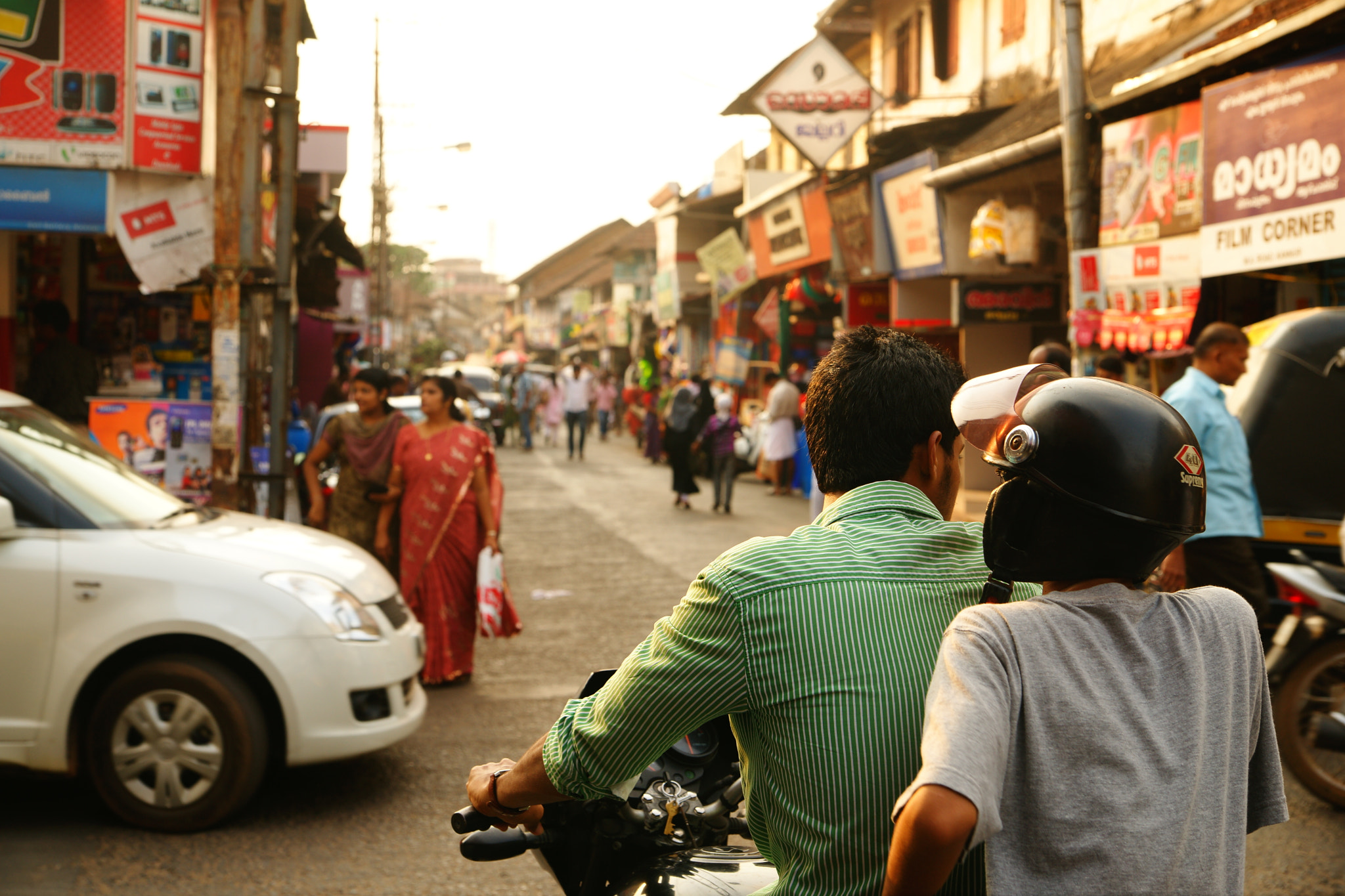 Sony Alpha DSLR-A850 + Sony 28-75mm F2.8 SAM sample photo. Evening mood in kannur market photography