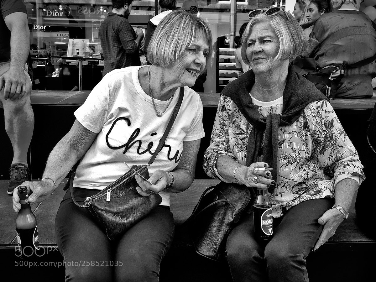 Fujifilm X-Pro2 sample photo. Chat and beers photography
