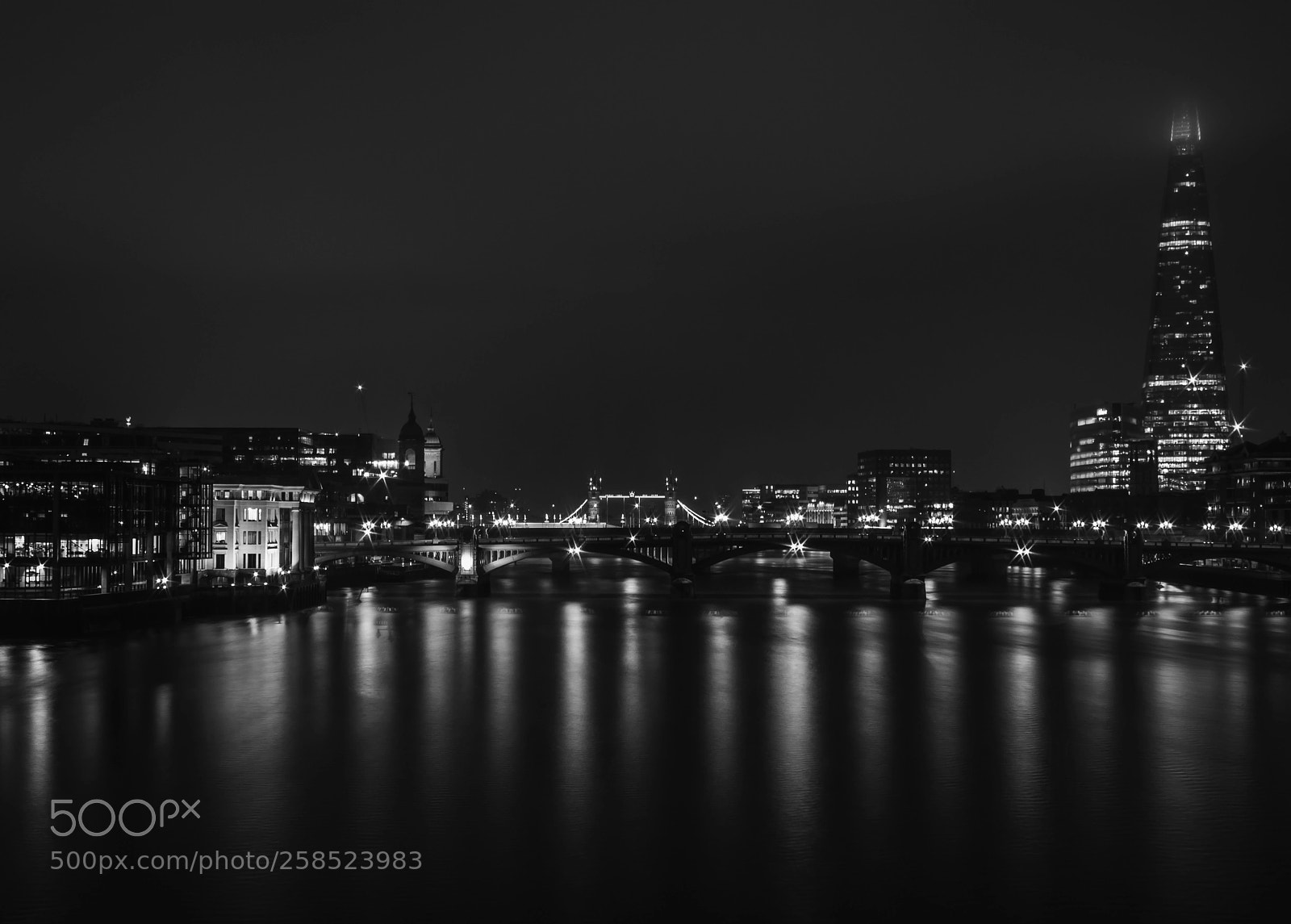 Canon EOS 1100D (EOS Rebel T3 / EOS Kiss X50) sample photo. Monochrome london night skyline photography