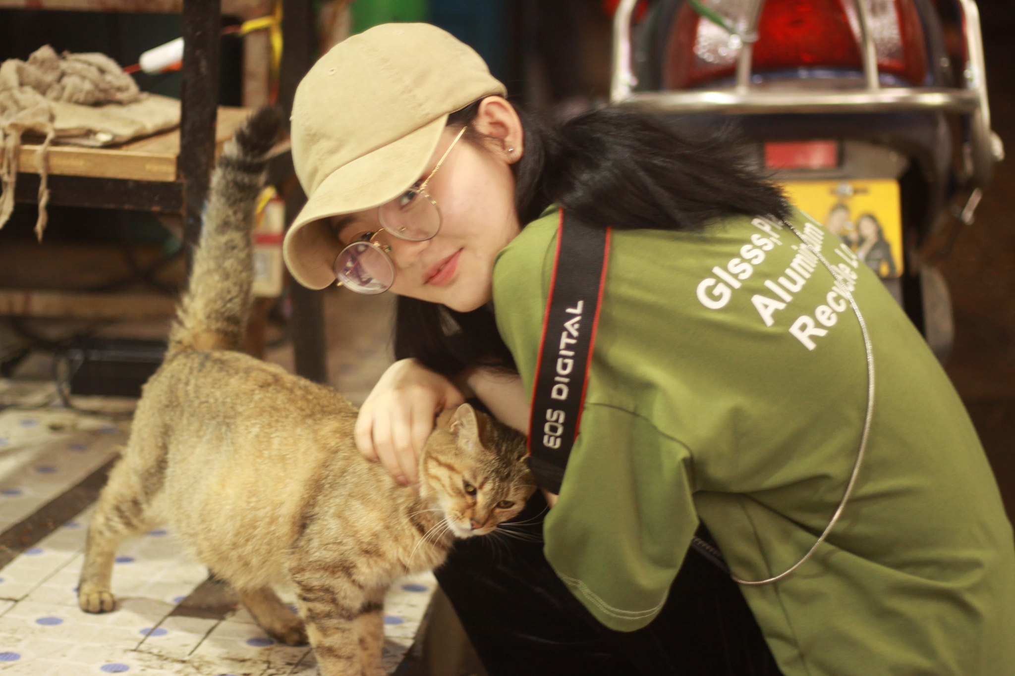 Canon EOS 50D + Canon EF 50mm F1.8 II sample photo. 小吃巷里的猫咪与少女 photography