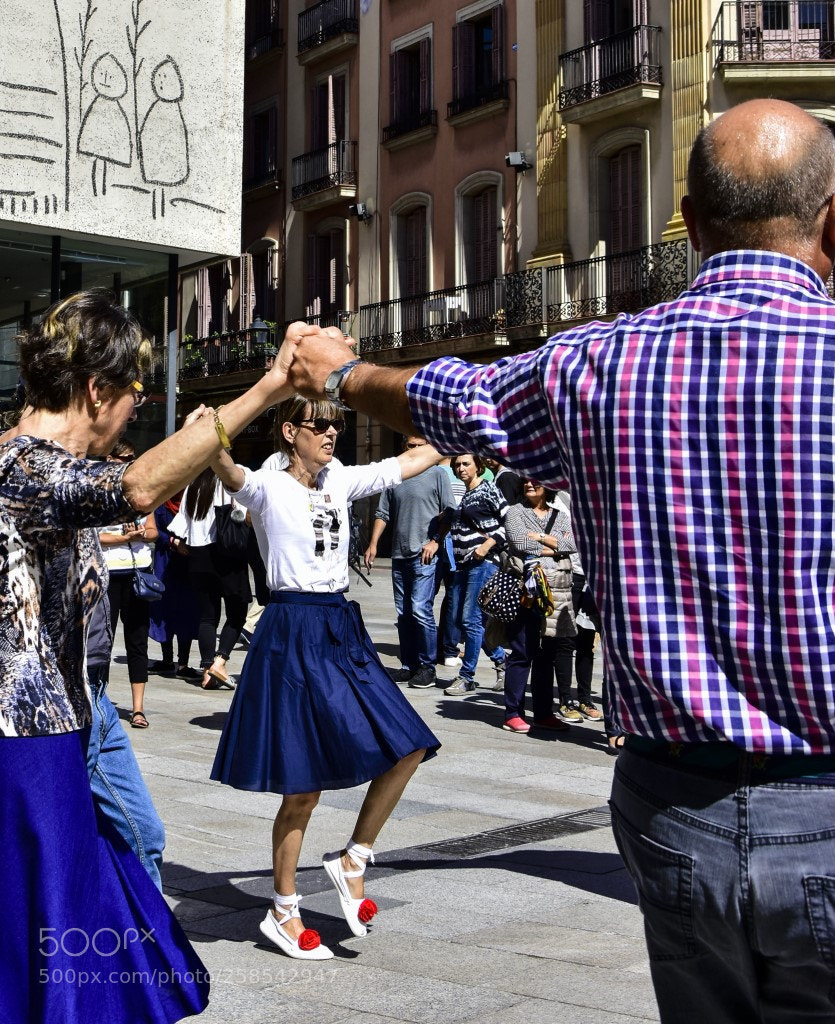 Nikon D7200 sample photo. Bailando sardanas photography