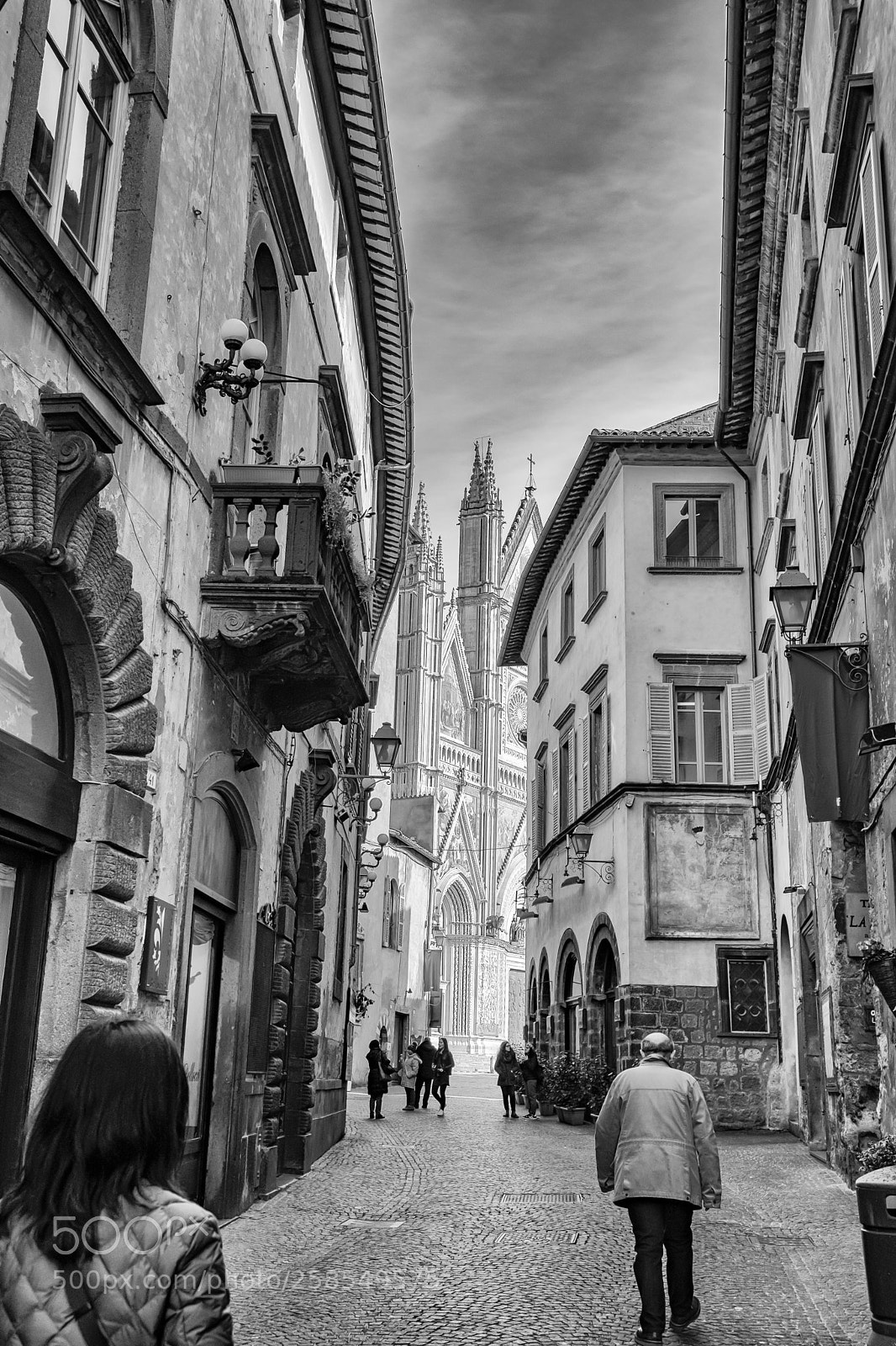 Fujifilm X-Pro2 sample photo. Alley following the cathedral photography