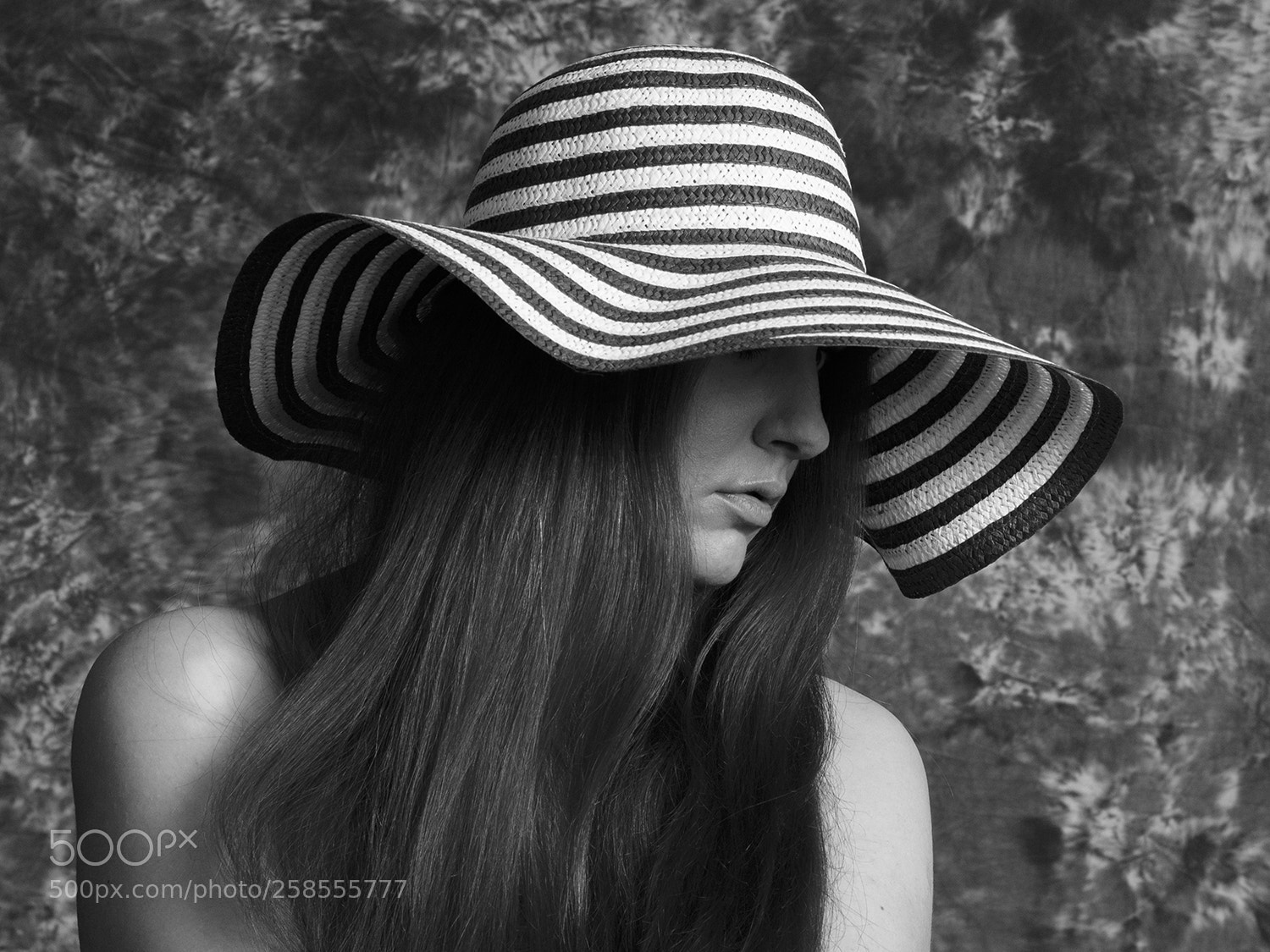 Canon EOS 100D (EOS Rebel SL1 / EOS Kiss X7) sample photo. Alice with her hat photography