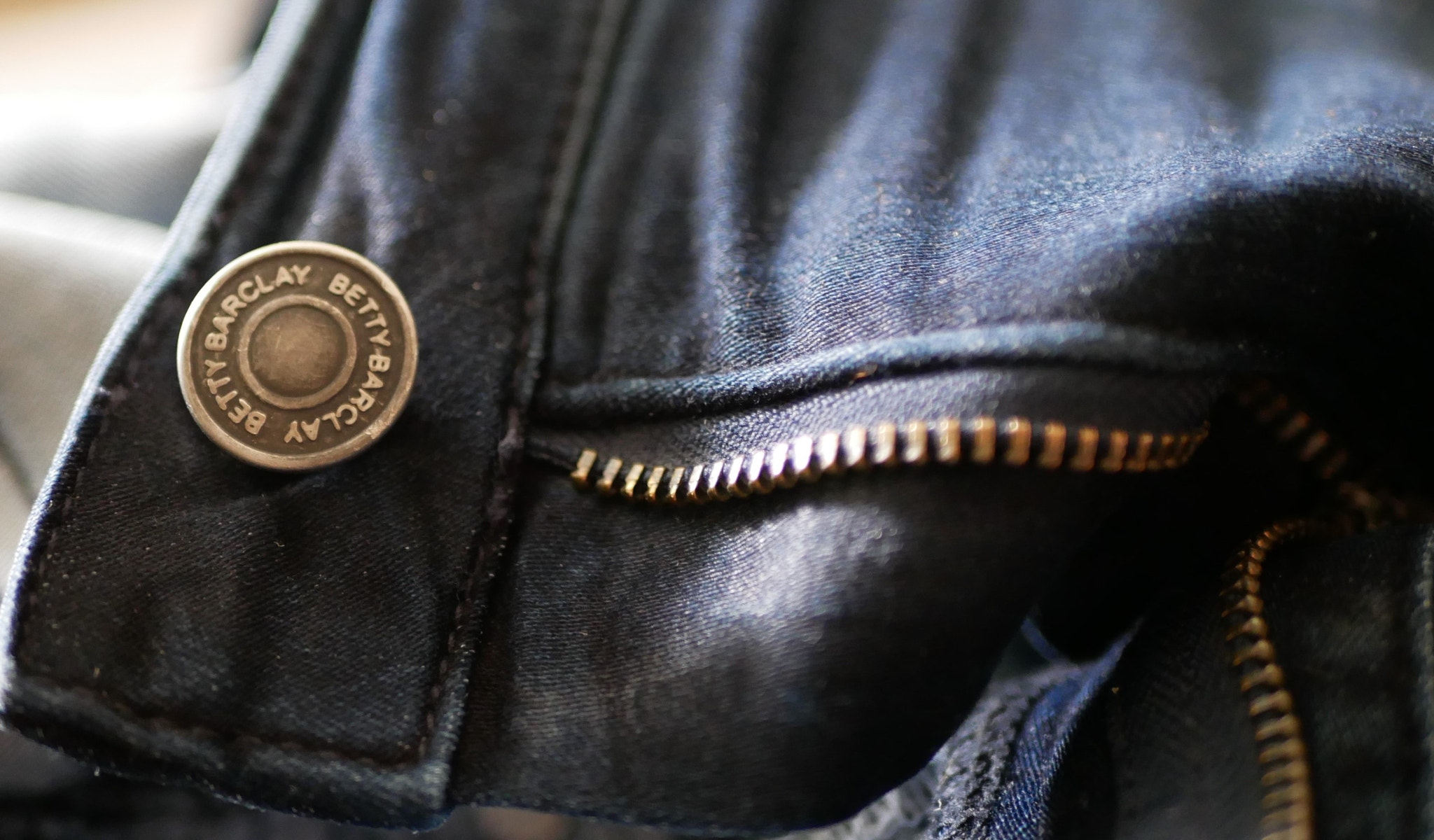 Panasonic Lumix DMC-G85 (Lumix DMC-G80) sample photo. Jeans photography