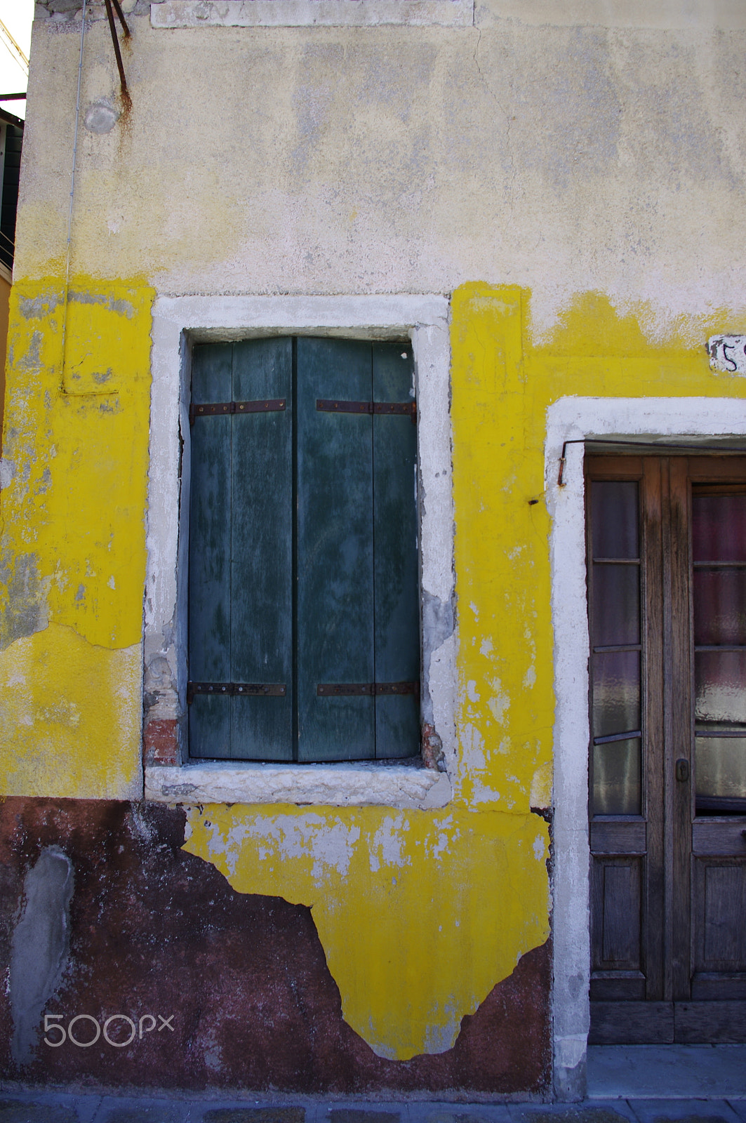 Pentax K-r sample photo. Ancien colored wall-burano photography