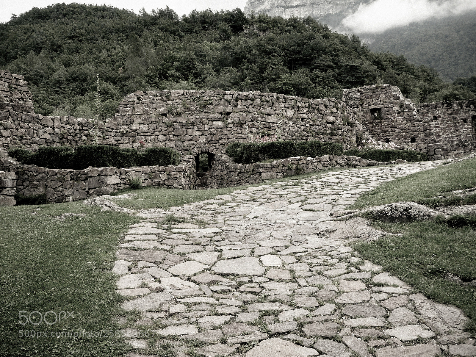 Panasonic Lumix DMC-TZ5 sample photo. Old castle ruin photography