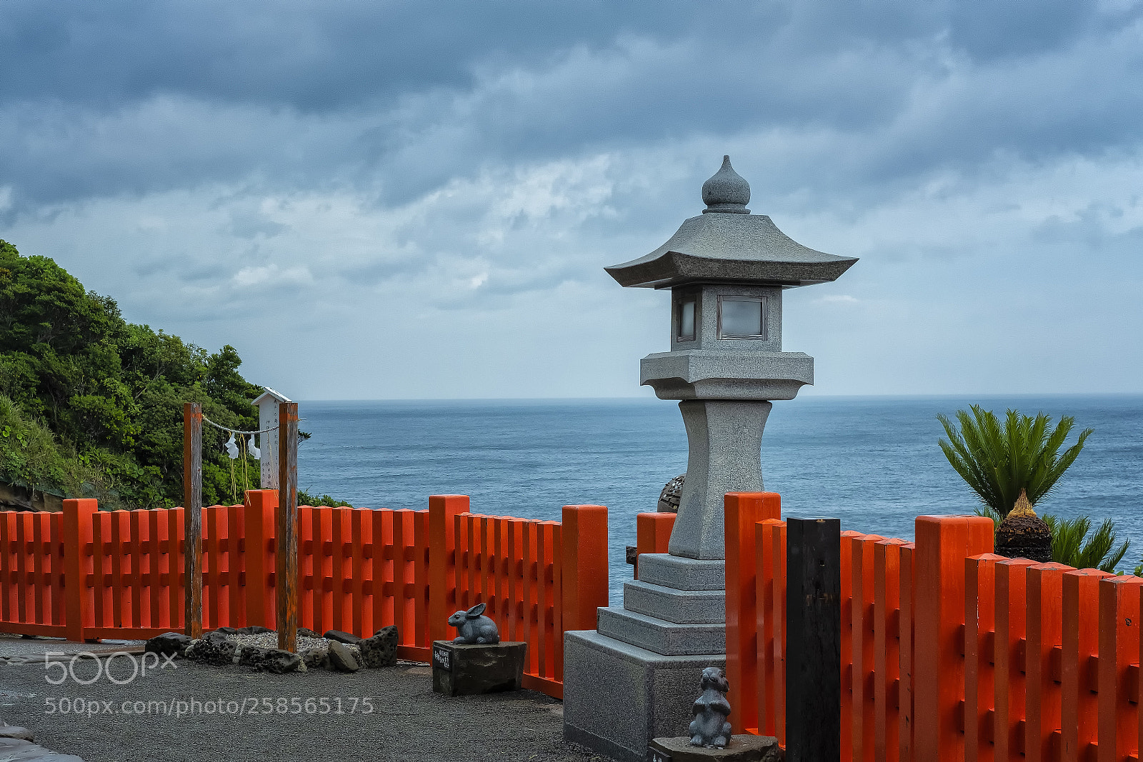 Fujifilm X-T2 sample photo. Stone lantern in front photography