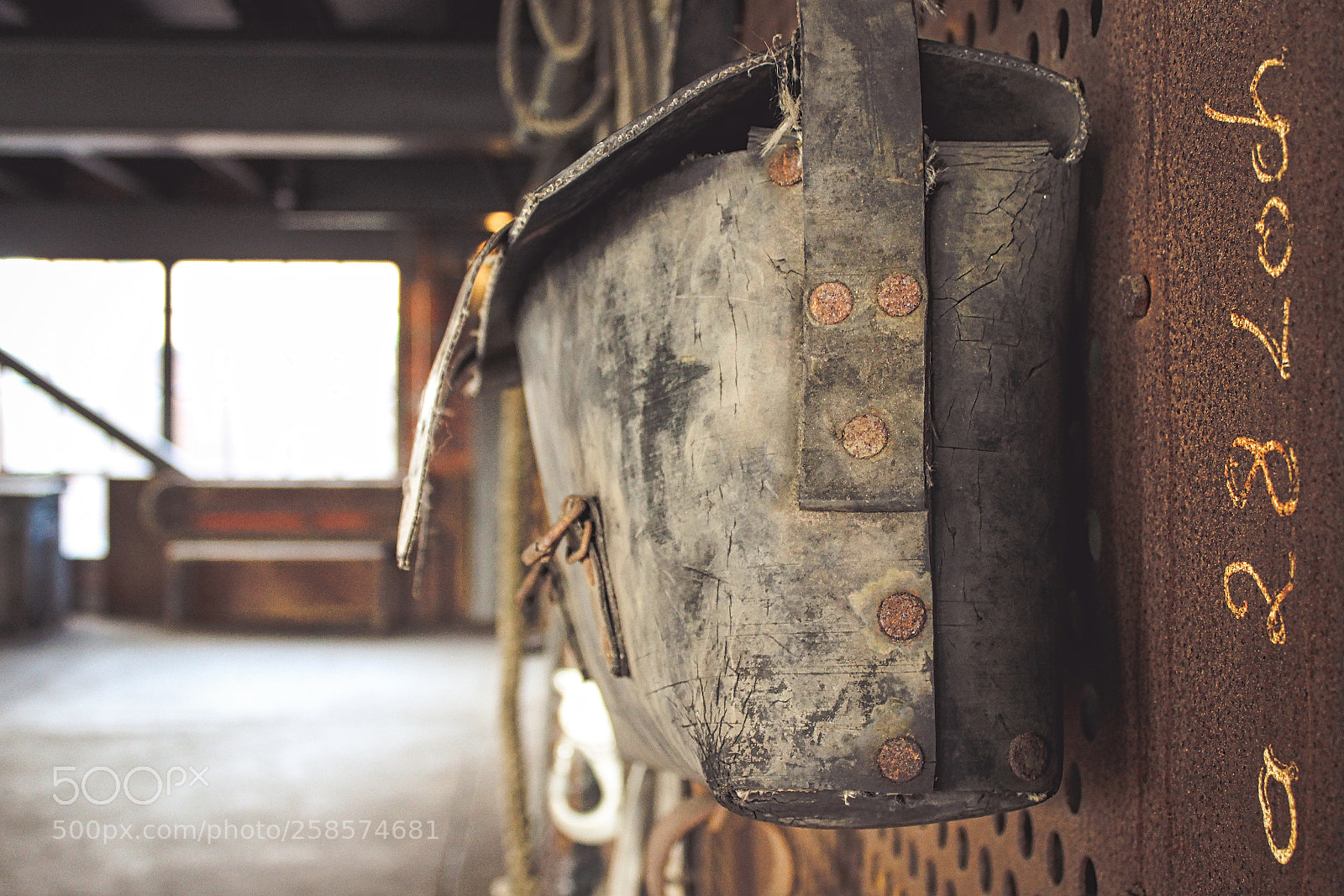 Canon EOS 600D (Rebel EOS T3i / EOS Kiss X5) sample photo. Worn photography
