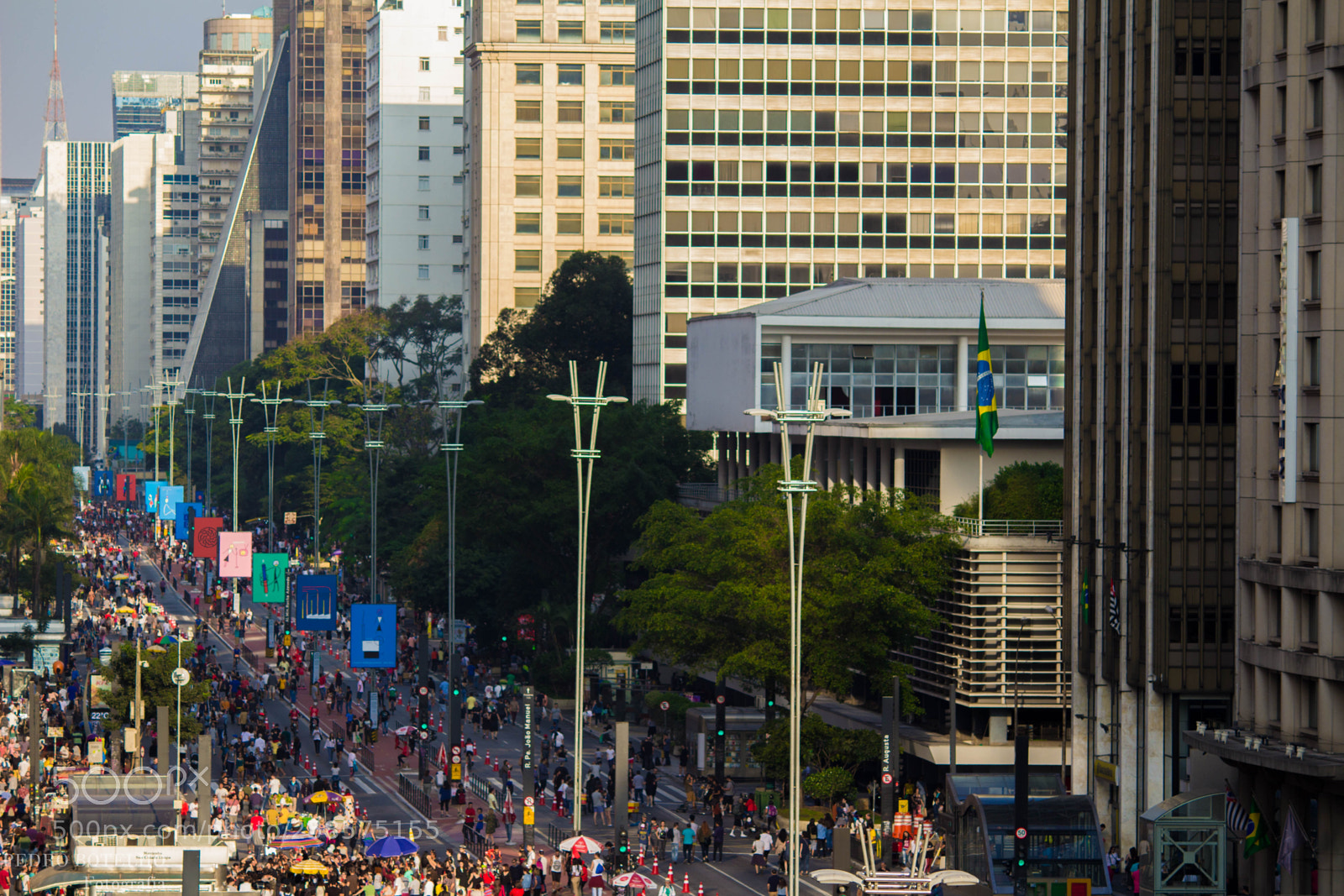 Canon EOS 1200D (EOS Rebel T5 / EOS Kiss X70 / EOS Hi) sample photo. Avenida paulista people photography