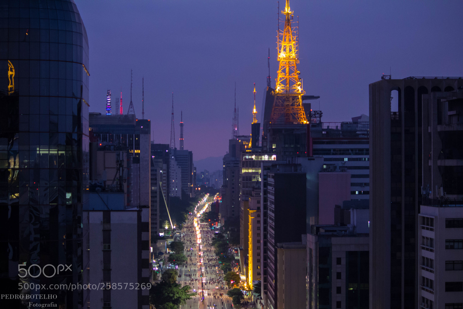 Canon EOS 1200D (EOS Rebel T5 / EOS Kiss X70 / EOS Hi) sample photo. Avenida paulista sunday night photography