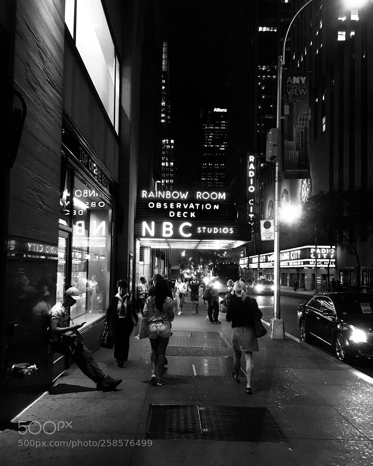Apple iPhone SE sample photo. Walking on the streets photography