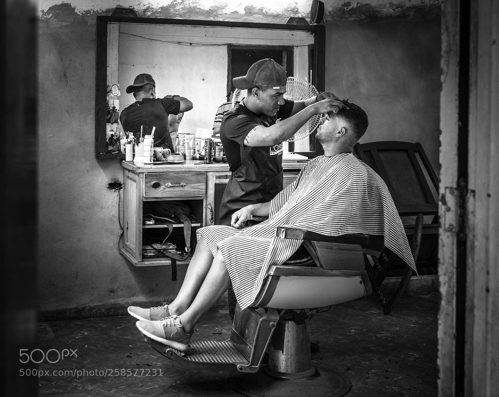Olympus OM-D E-M5 II sample photo. Barbershop on aguiar photography