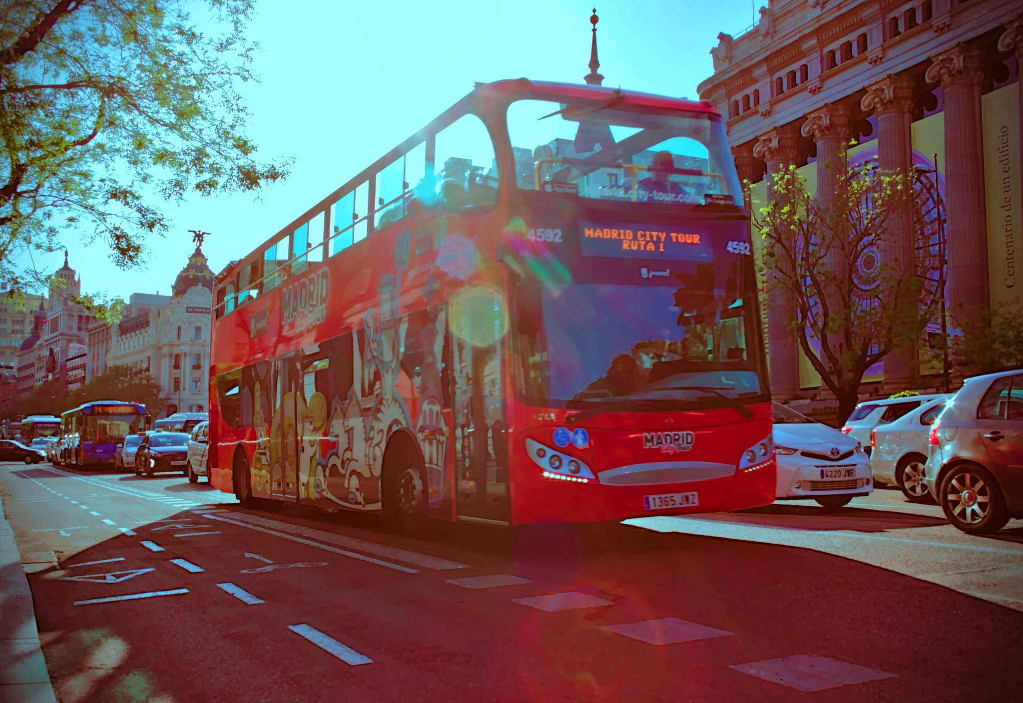 Canon EOS 600D (Rebel EOS T3i / EOS Kiss X5) + Canon EF-S 18-55mm F3.5-5.6 II sample photo. Madrid bus photography