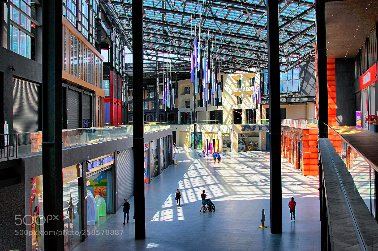 Canon EOS 600D (Rebel EOS T3i / EOS Kiss X5) sample photo. Midday at the mall photography