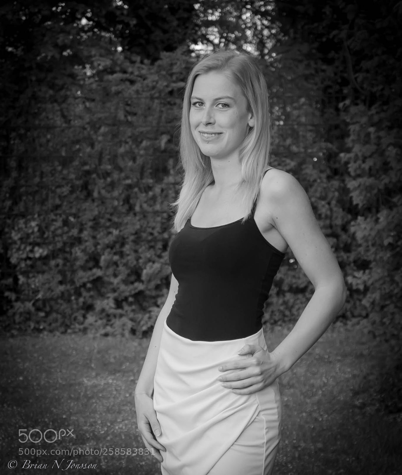 Nikon D3 sample photo. Girl in garden photography