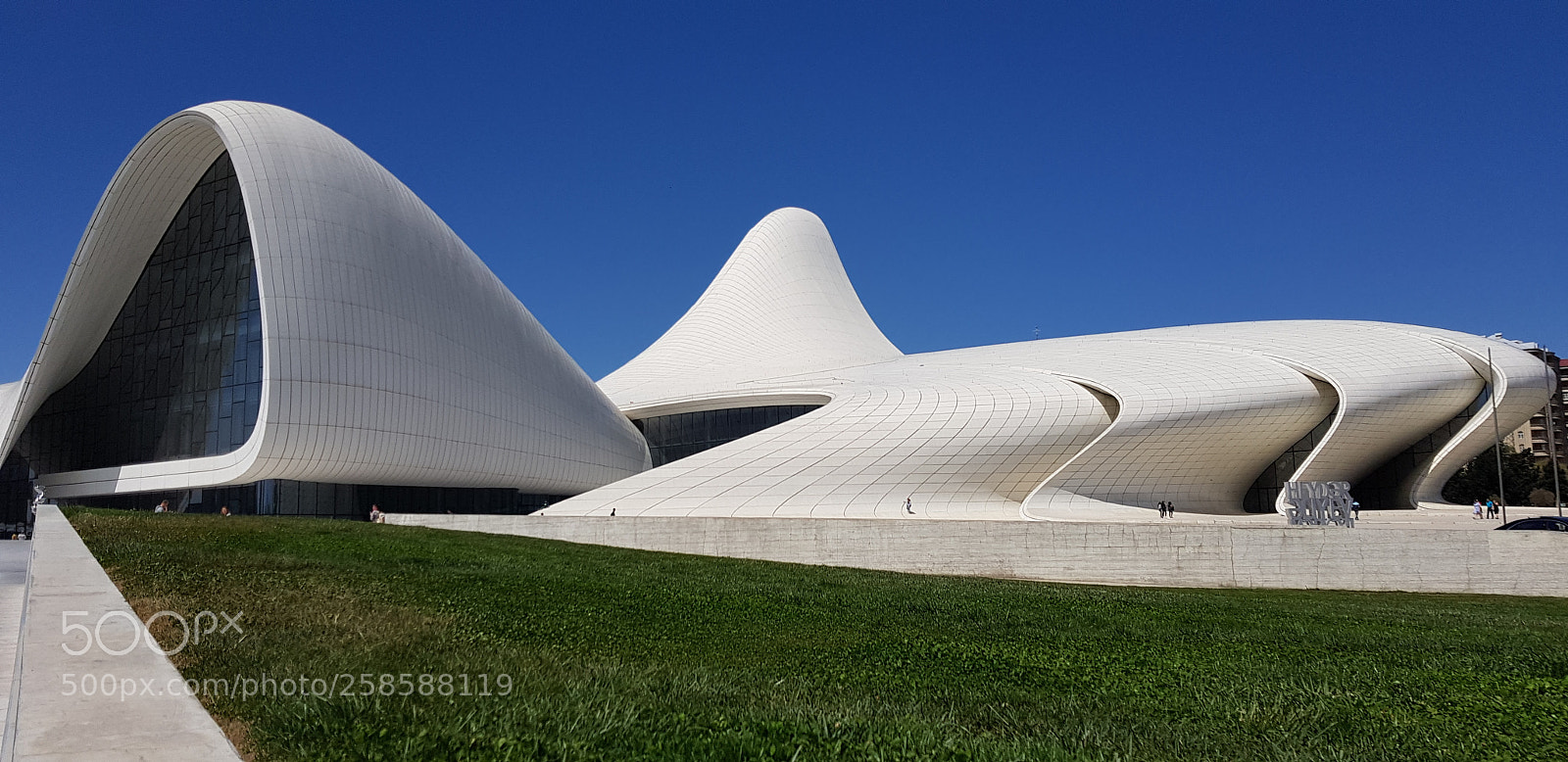 Samsung Galaxy S8 sample photo. Baku. heydar aliyev center photography