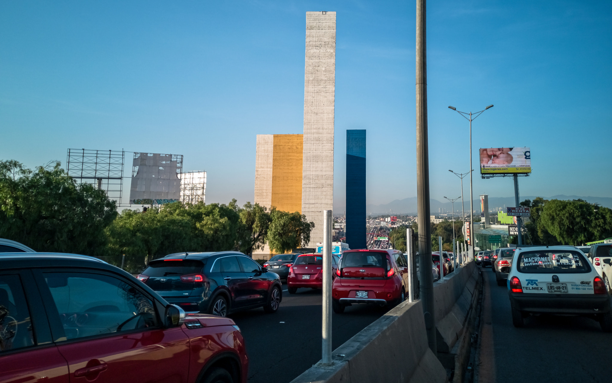 HUAWEI P20 Pro sample photo. El tránsito y las torres de satélite. photography