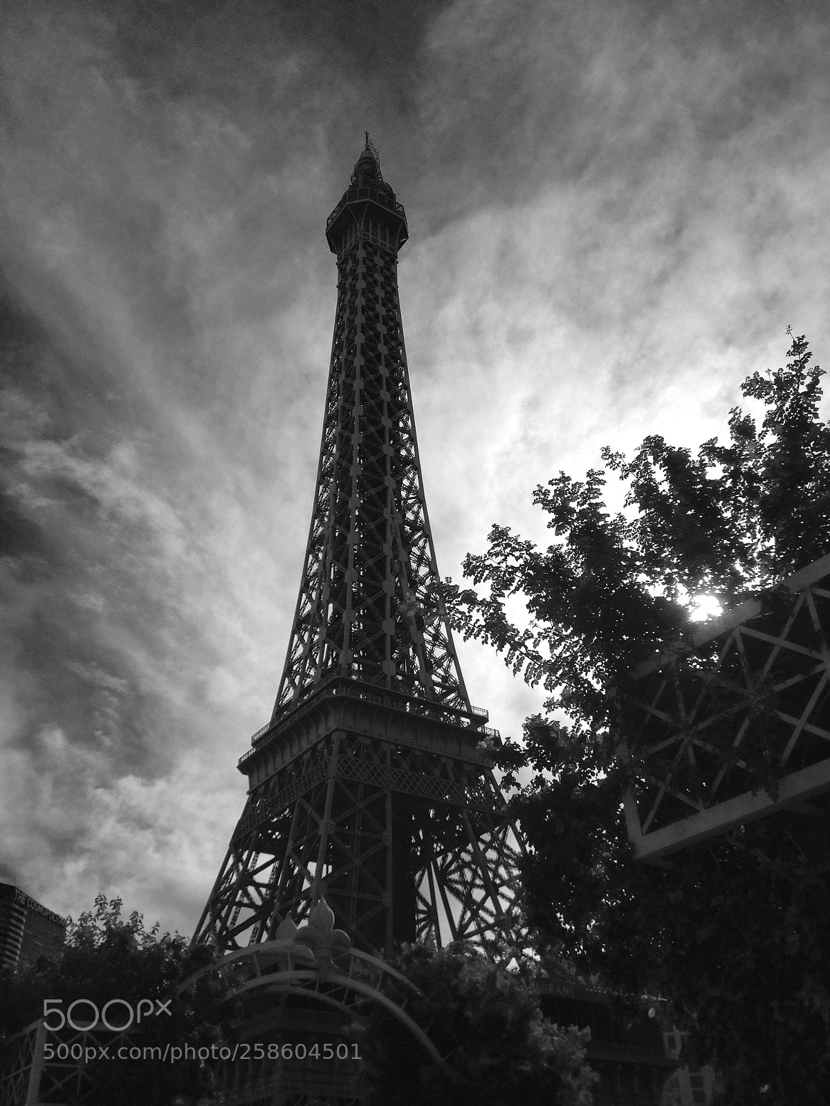Apple iPhone 4S sample photo. Las vegas eiffel tower photography