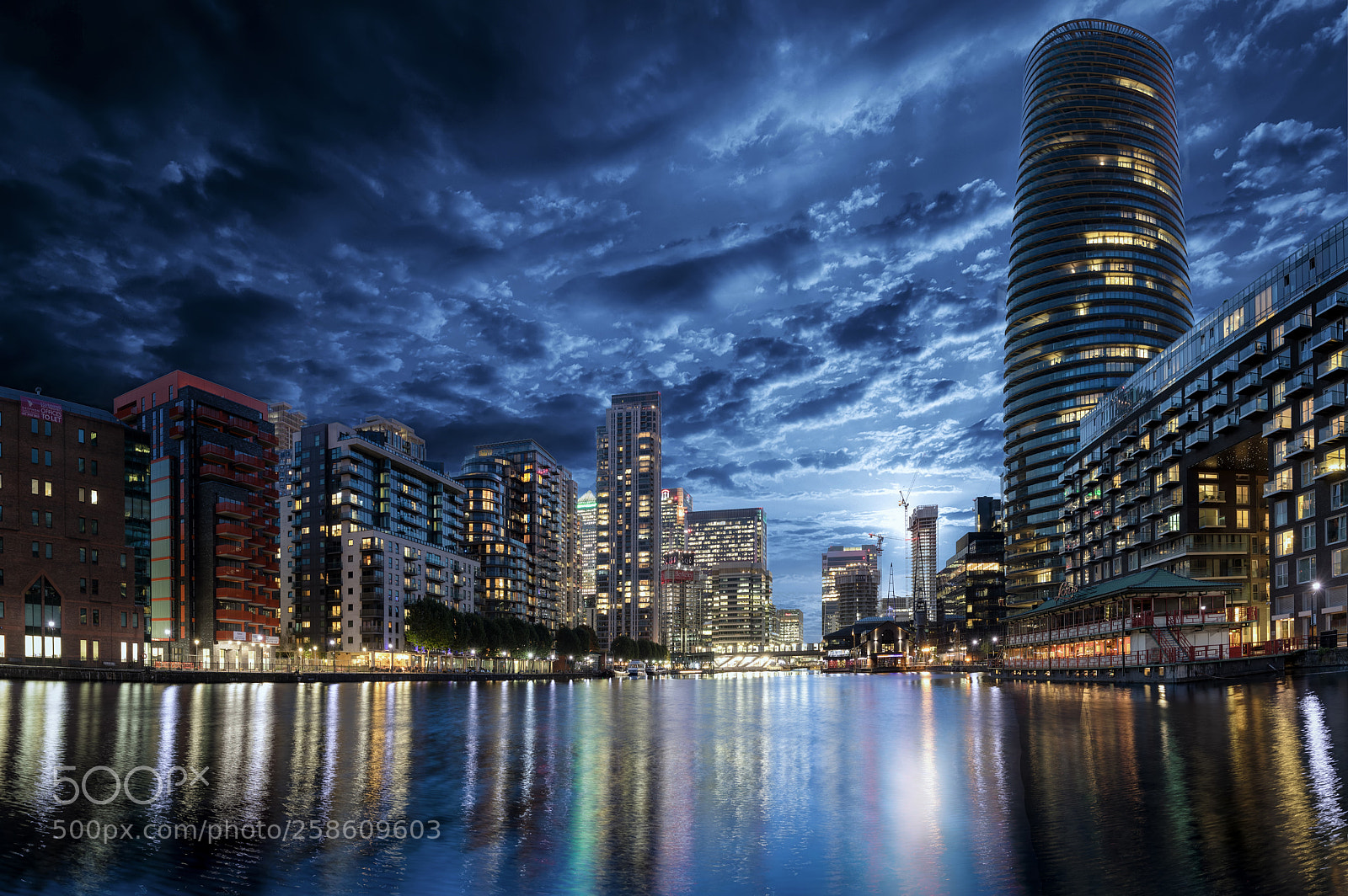 Canon EOS 5D Mark IV sample photo. Shining canary wharf photography