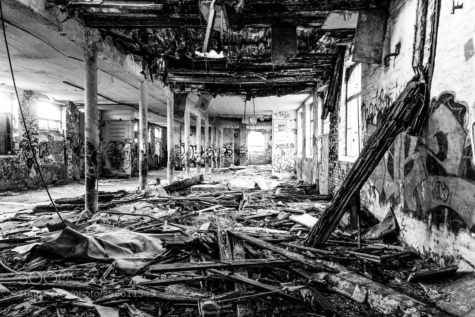 Canon EOS 1300D (EOS Rebel T6 / EOS Kiss X80) sample photo. Abandoned hall photography