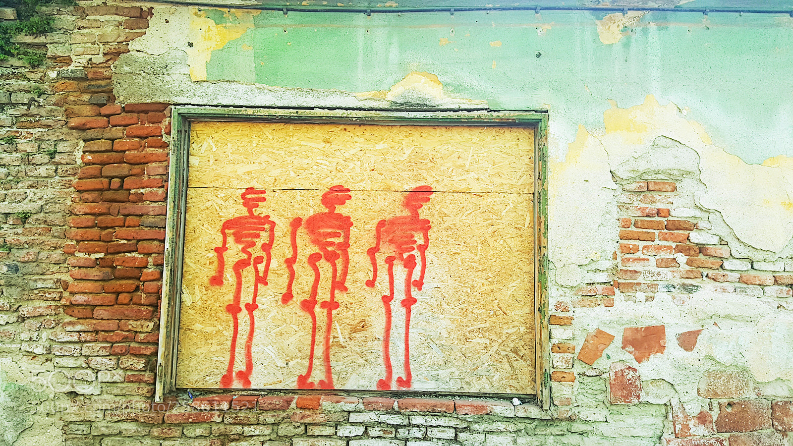 Samsung Galaxy S6 sample photo. Found this hidden graffiti photography