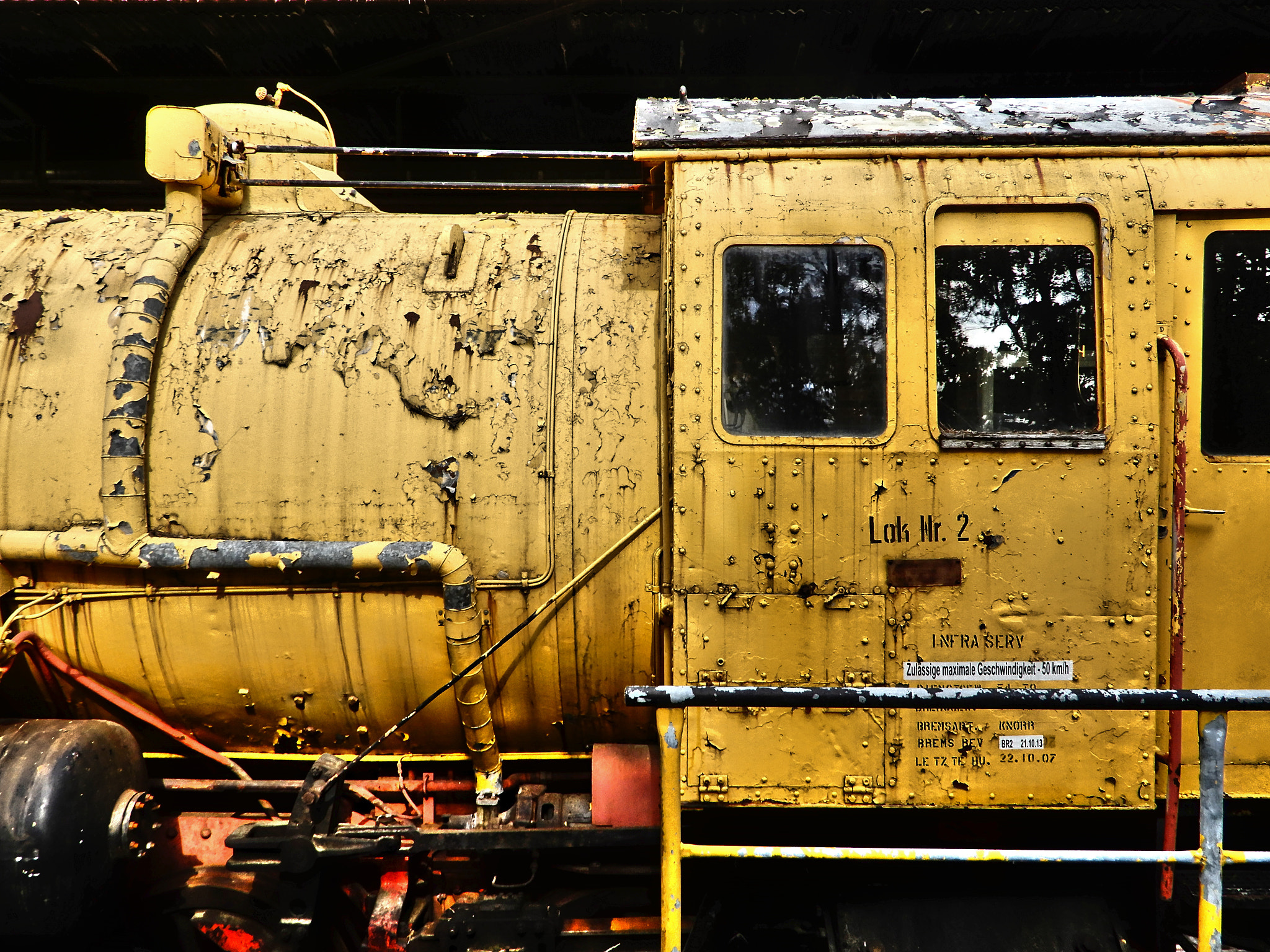 Nikon Coolpix A900 sample photo. Old yellow photography