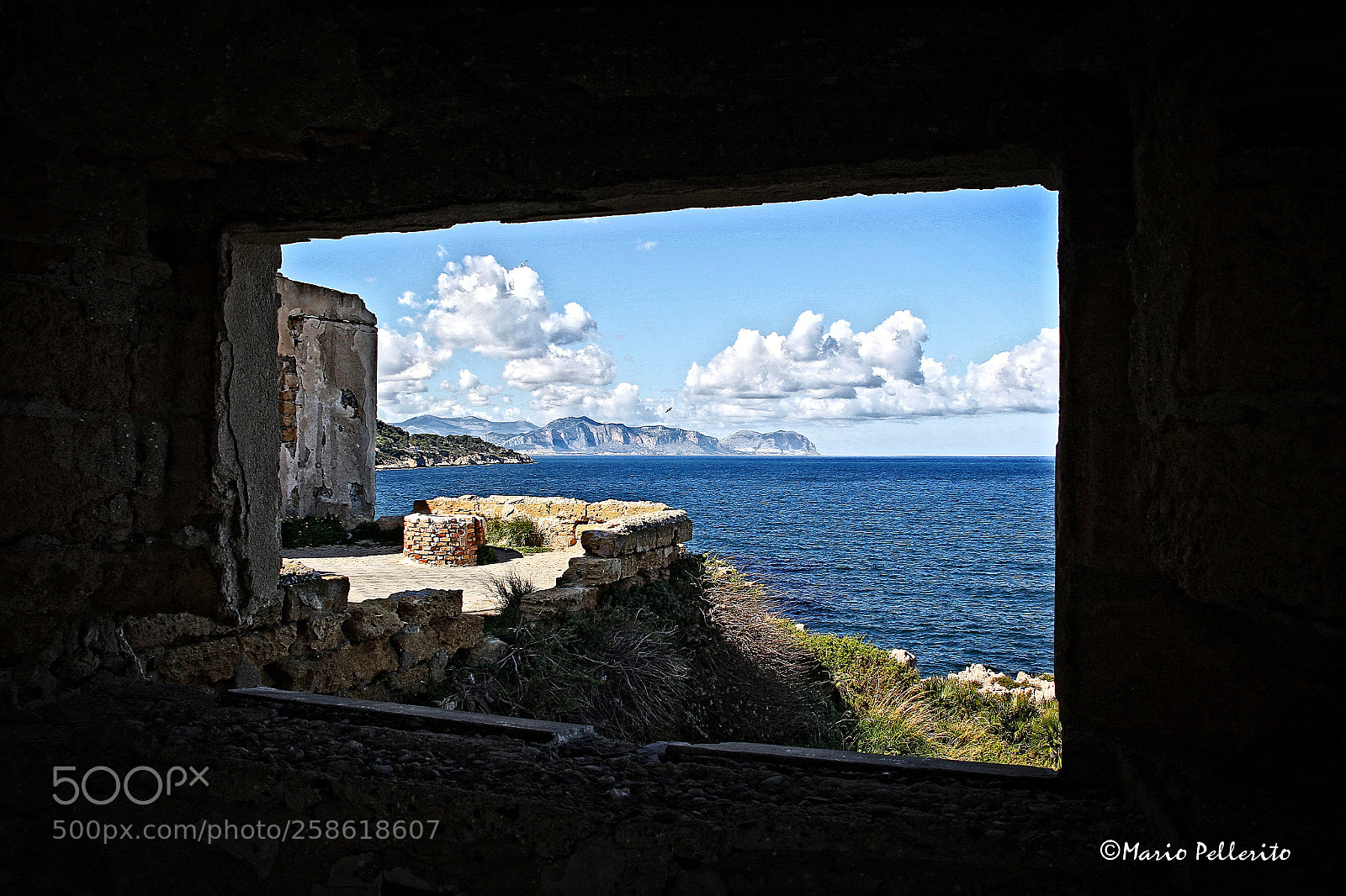Canon EF-S 18-135mm F3.5-5.6 IS sample photo. Window on the sea photography