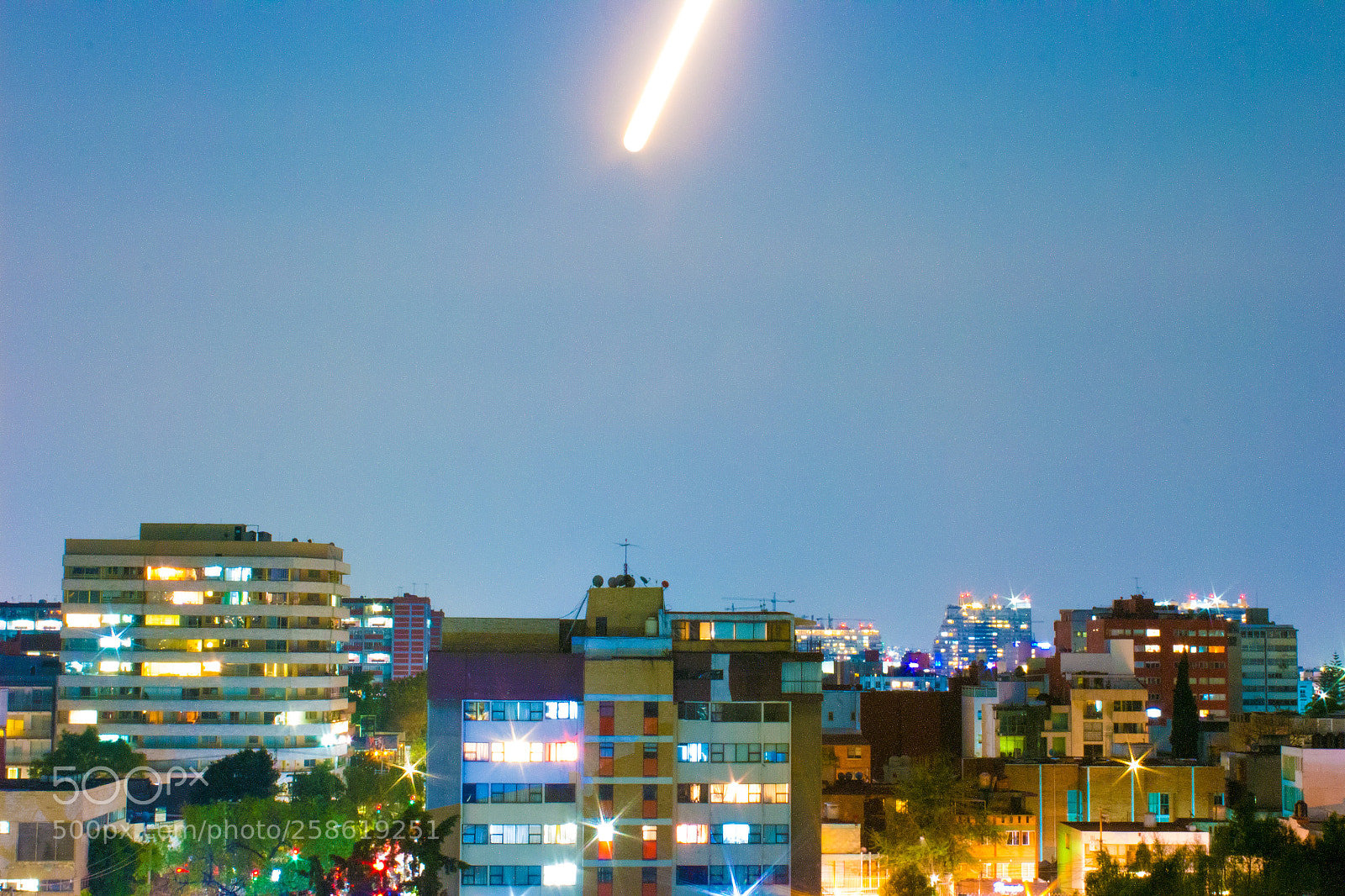 Canon EOS 650D (EOS Rebel T4i / EOS Kiss X6i) sample photo. Luna cayendo sobre ciudad photography