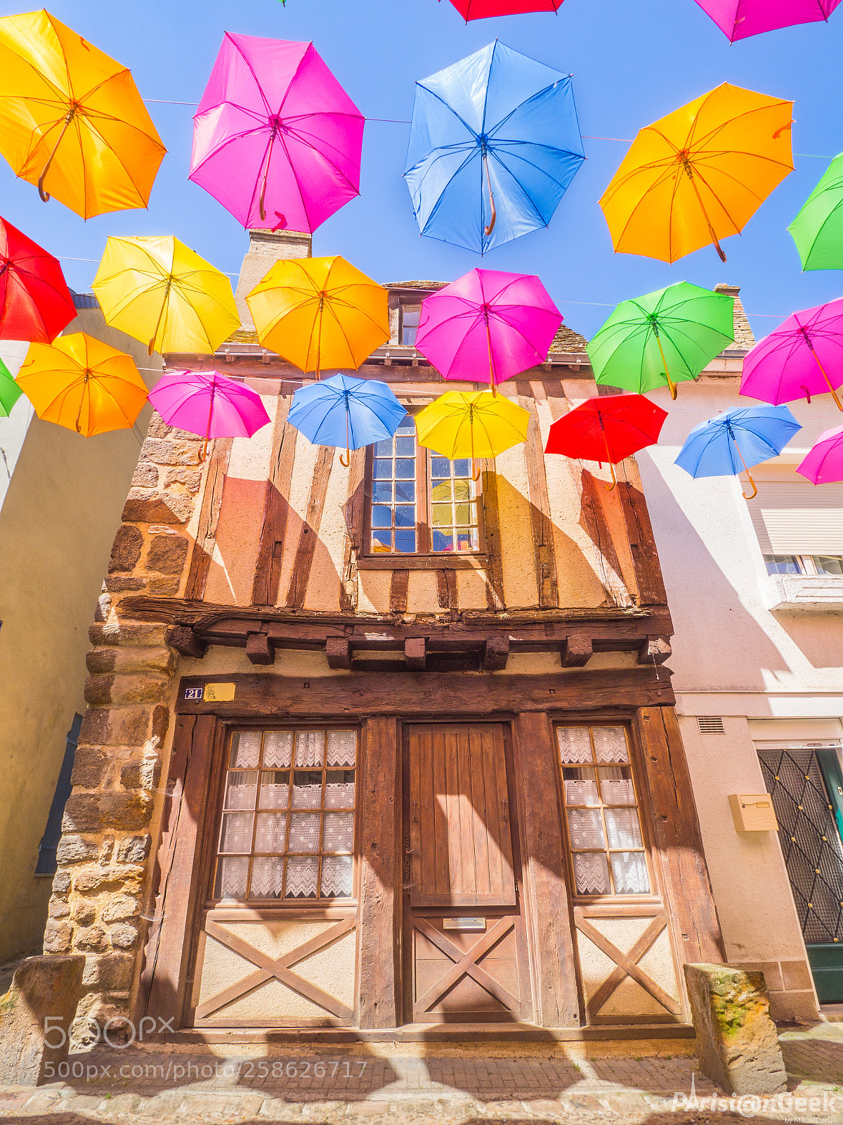 Olympus OM-D E-M10 II sample photo. Parapluies de fresnay-sur-sarthe photography