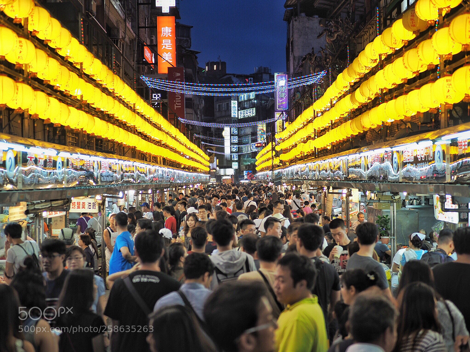 Olympus OM-D E-M1 Mark II sample photo. Miaokou night market  photography