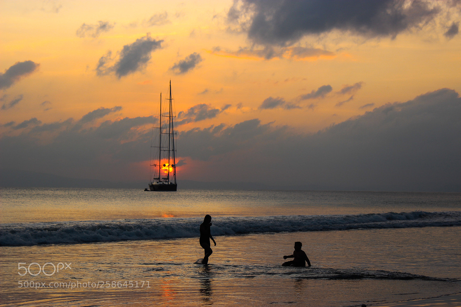 Canon EOS 600D (Rebel EOS T3i / EOS Kiss X5) sample photo. Chasing by the sunset photography