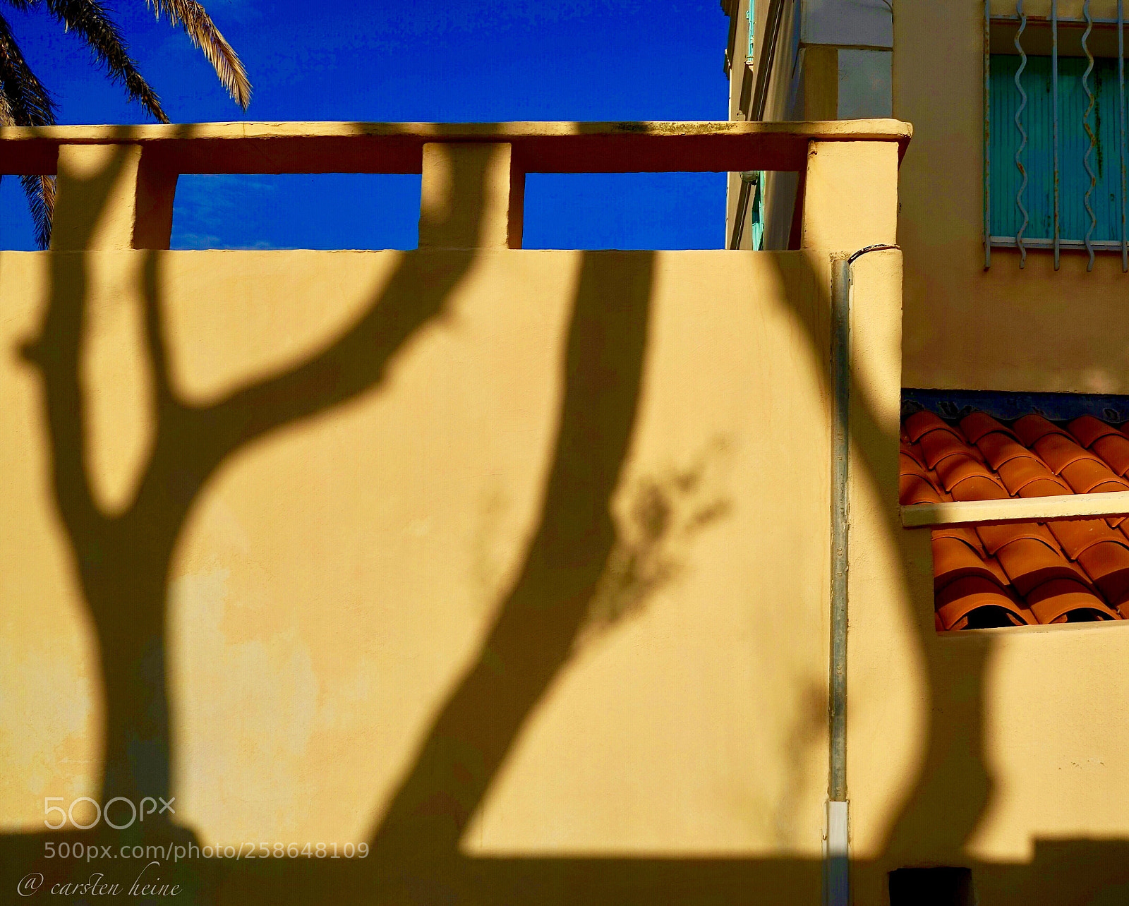 Sony a7 sample photo. ....housefront 4...
le lavandou... photography