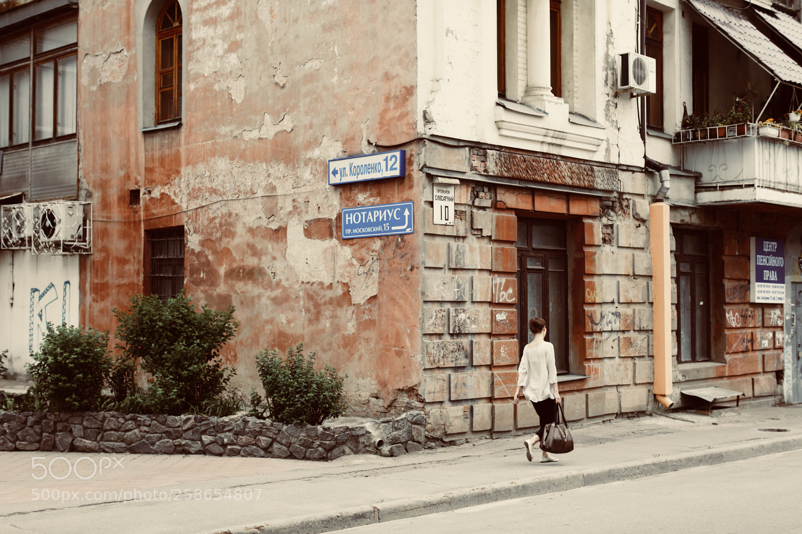 Canon EOS 5DS sample photo. At a streetcorner photography