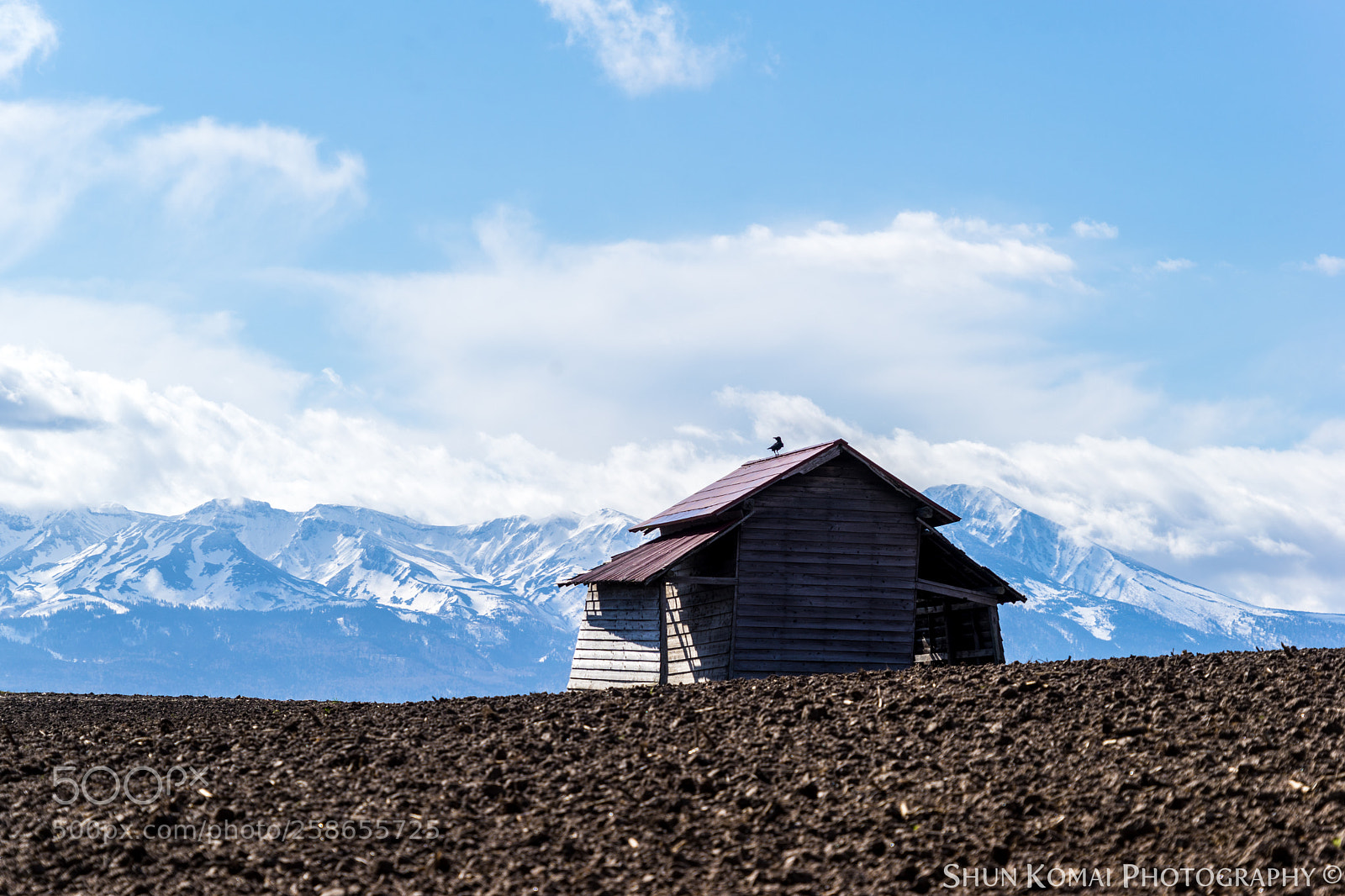 Sony a7 sample photo. Old cabin and mountains photography