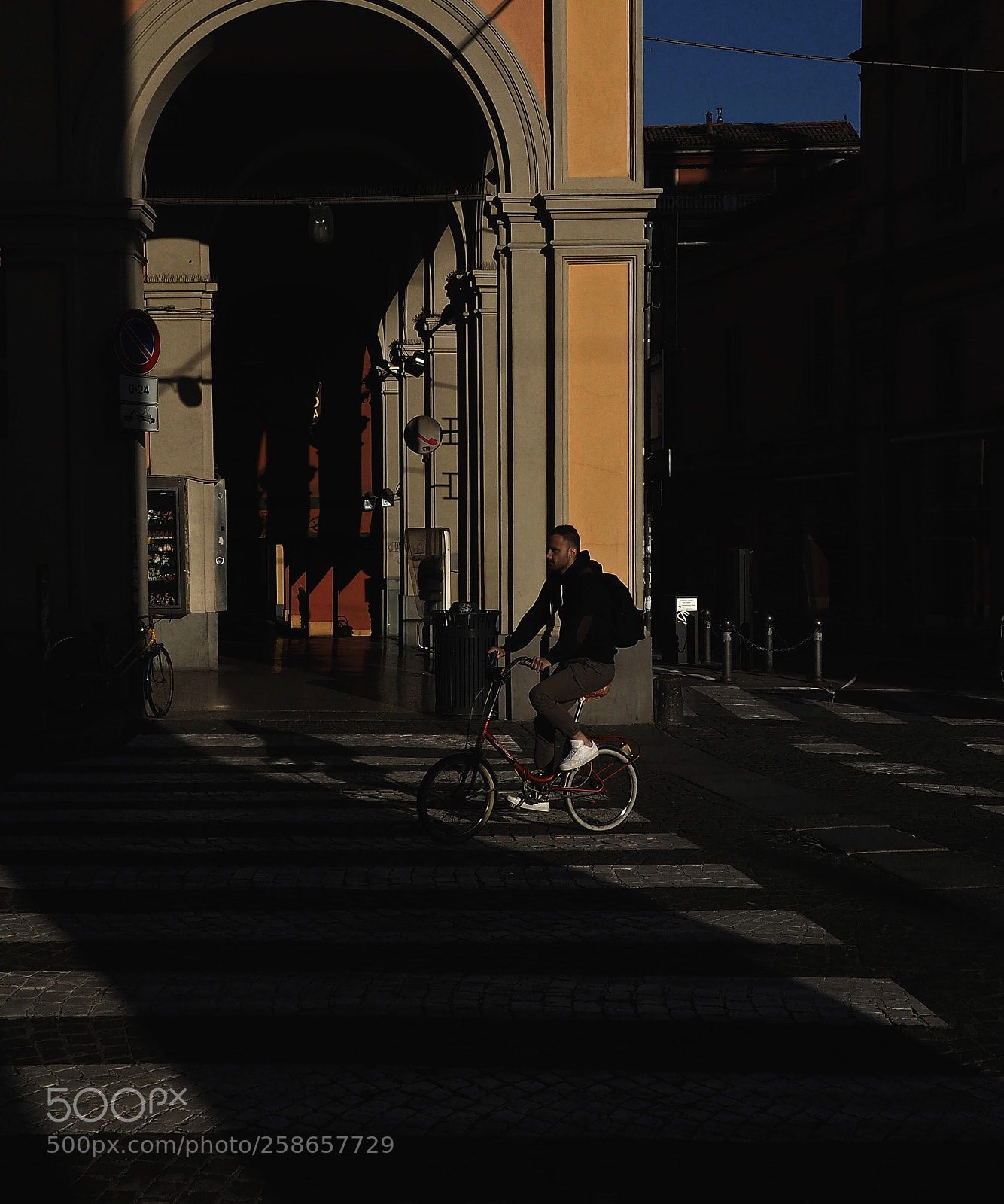Olympus OM-D E-M1 Mark II sample photo. Bologna - via indipendenza photography