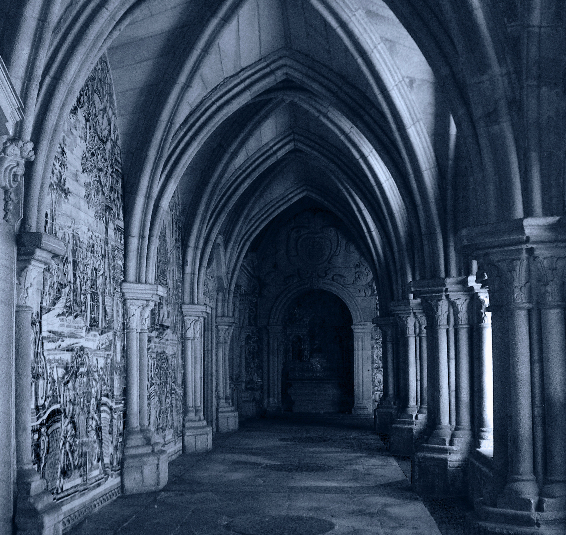 KONICA MINOLTA DiMAGE X50 sample photo. Claustro catedral de oporto photography
