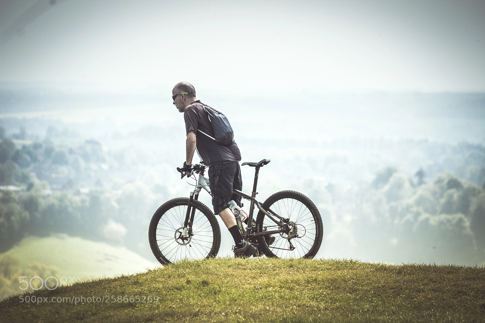Canon EOS 1300D (EOS Rebel T6 / EOS Kiss X80) sample photo. Mountain biker photography