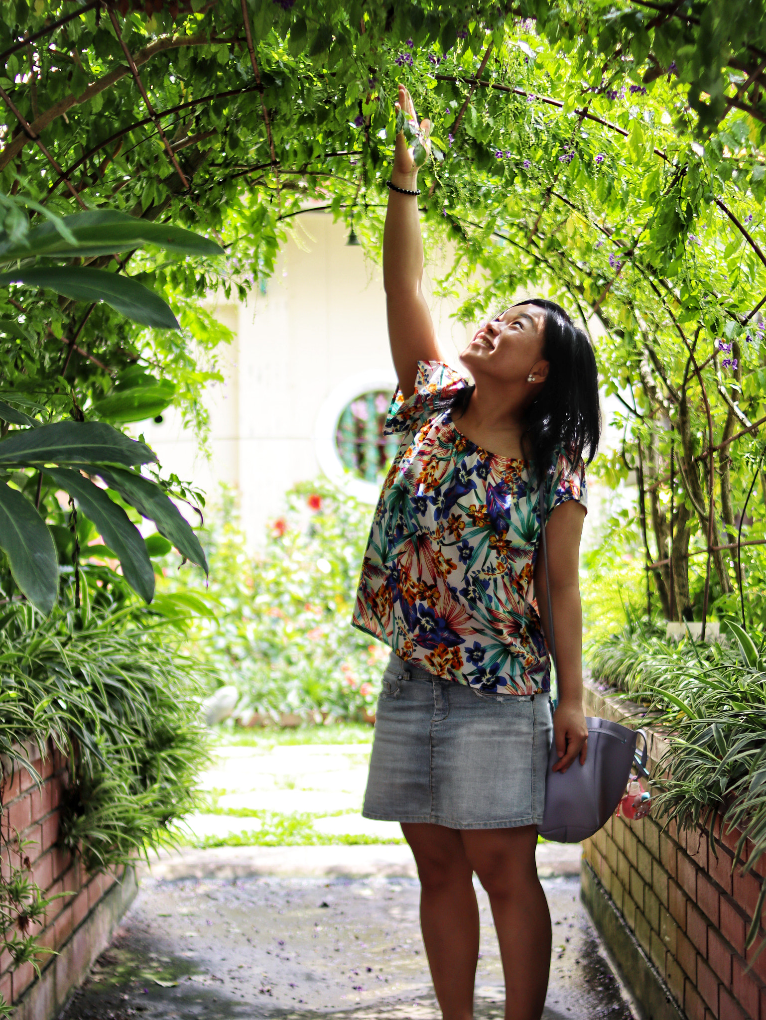 Canon EOS M50 (EOS Kiss M) sample photo. My wife in a garden photography