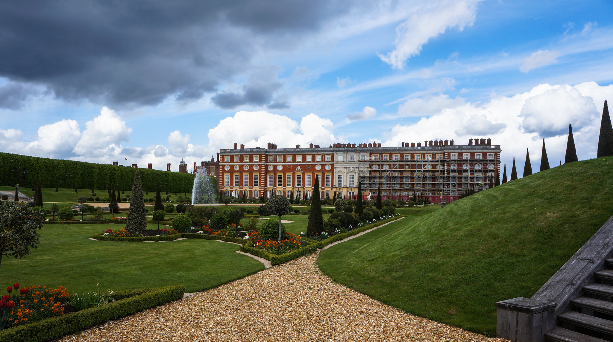 Sony Alpha NEX-5N sample photo. Hampton court photography