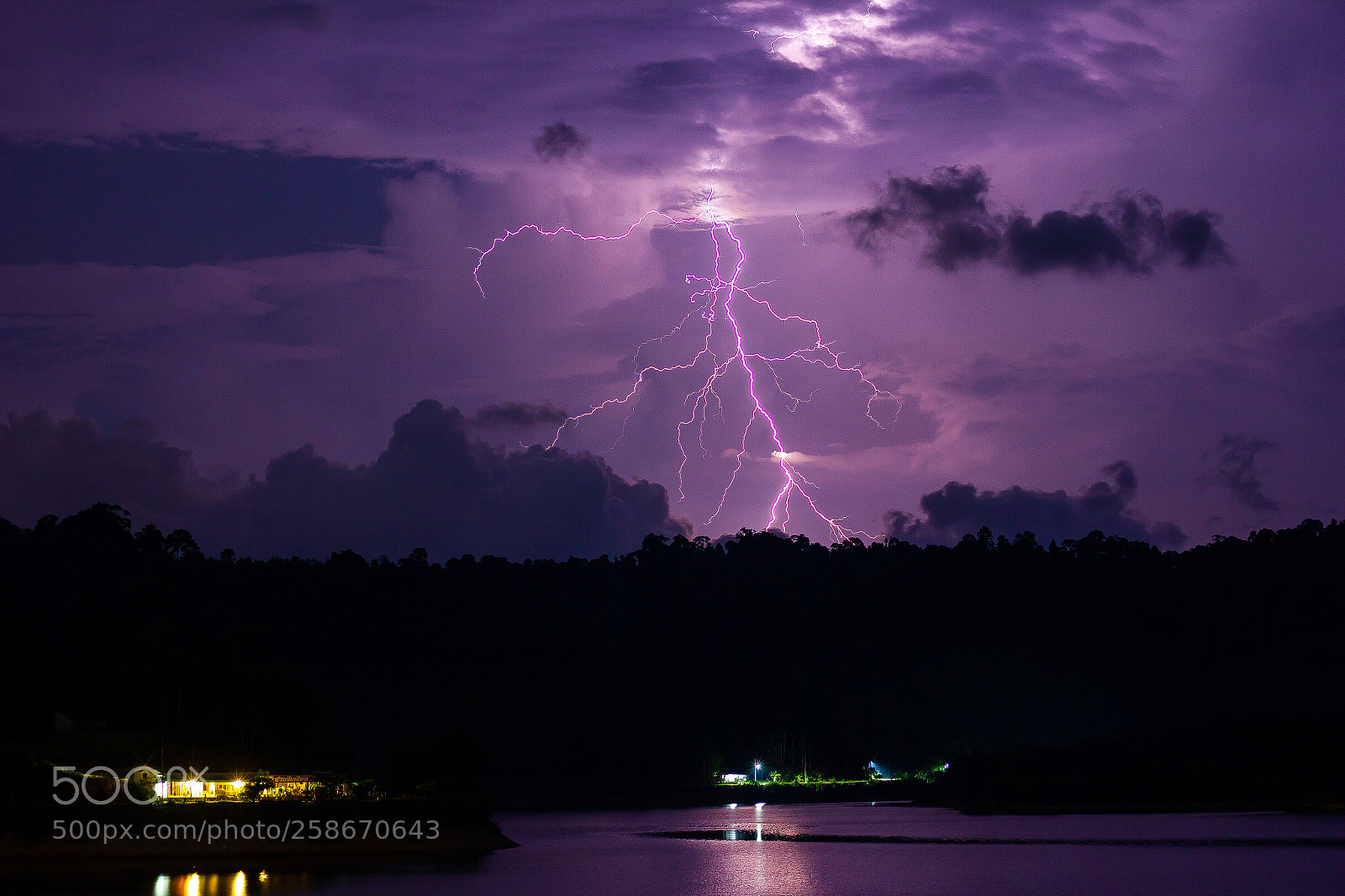Canon EOS 550D (EOS Rebel T2i / EOS Kiss X4) sample photo. Lightning bolt photography
