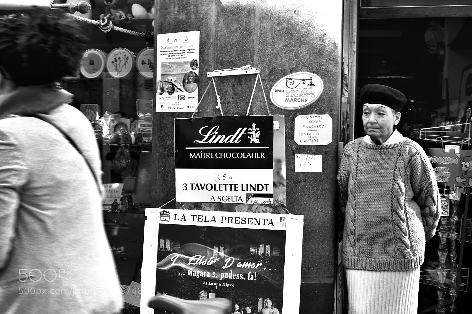 Fujifilm X-Pro2 sample photo. Anziana negoziante senigallia aprile photography