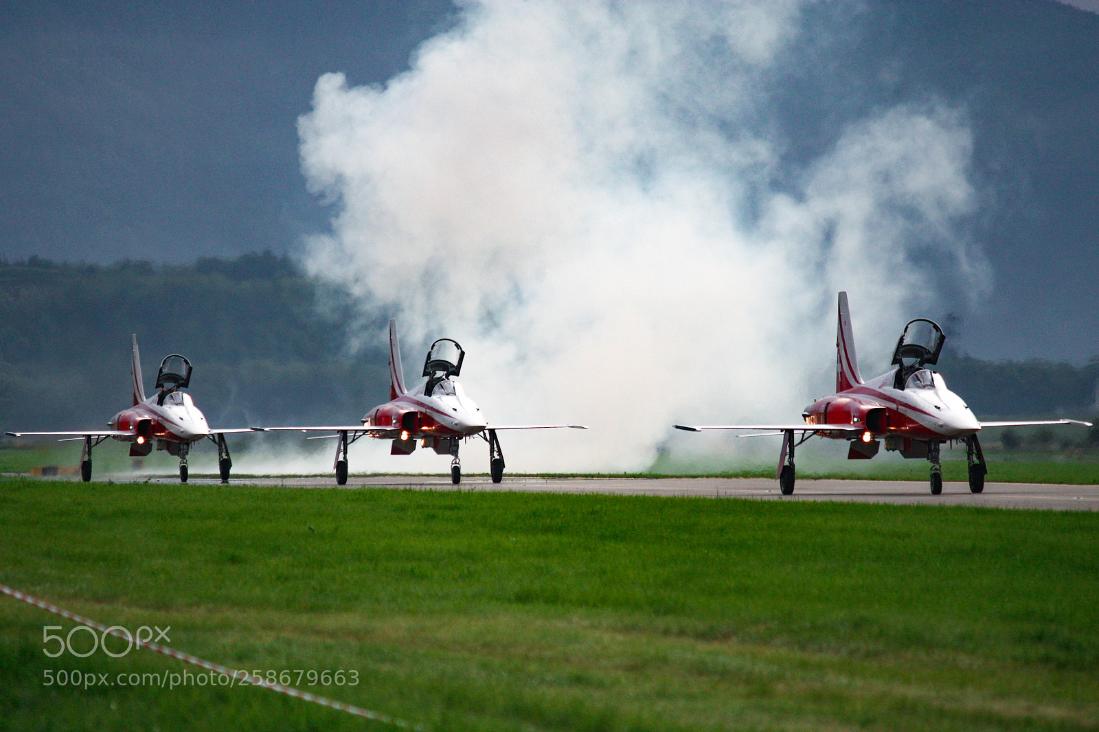 Canon EOS 450D (EOS Rebel XSi / EOS Kiss X2) sample photo. Patrouille suisse photography