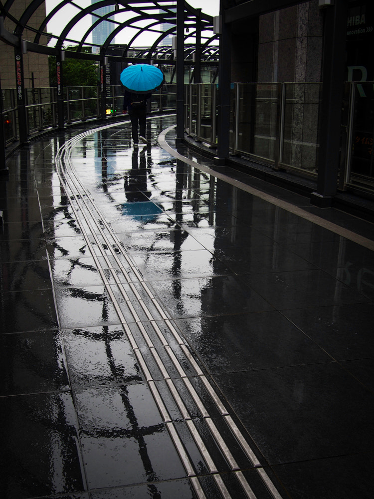 Olympus PEN E-P5 sample photo. Rainy sidewalk photography