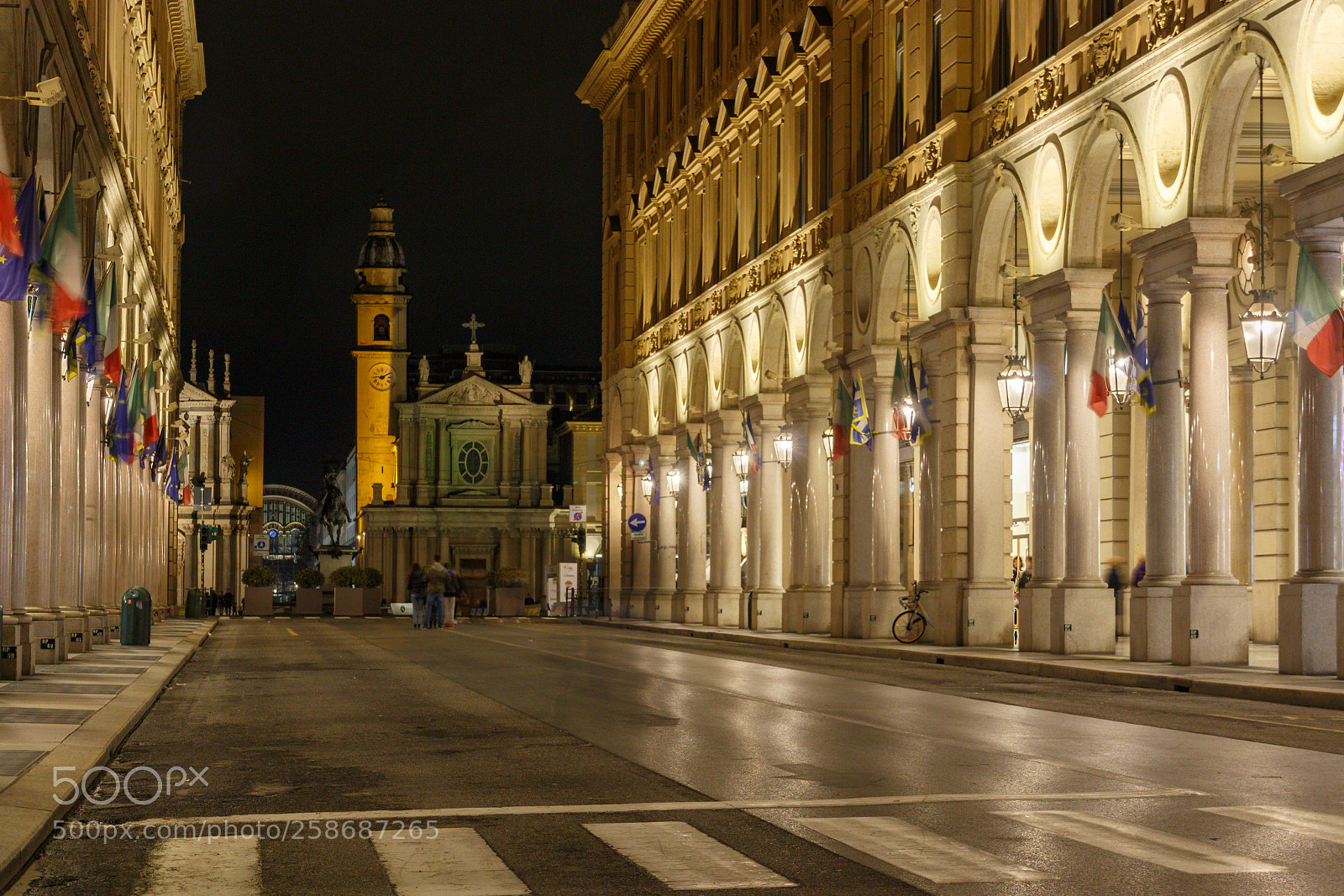 Canon EOS 700D (EOS Rebel T5i / EOS Kiss X7i) sample photo. Via roma at night photography